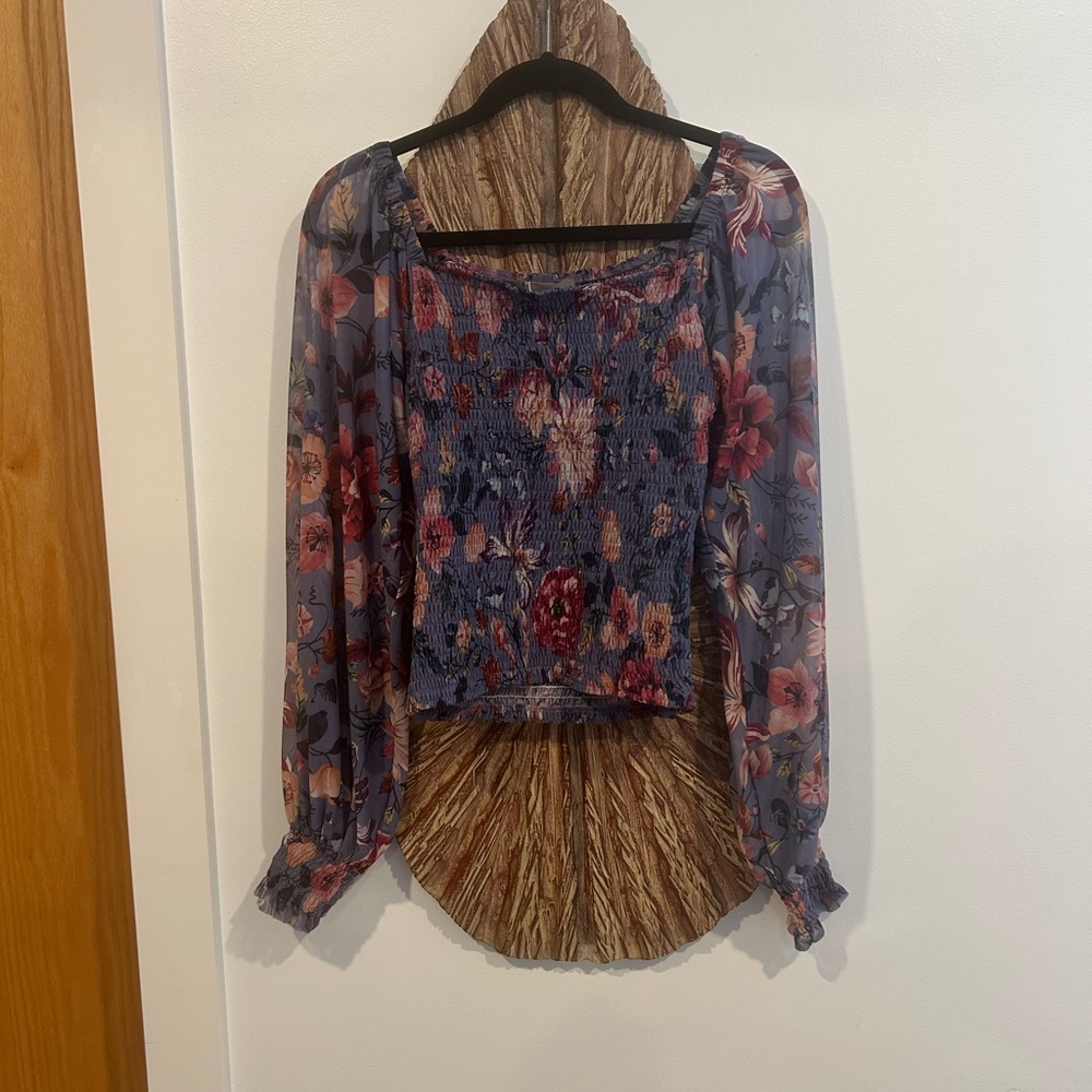 Anthropologie Beautiful Floral Top - Smocking and Shear Sleeves ❤️